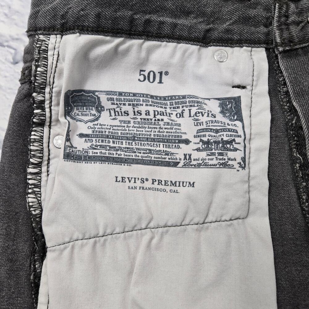 Iconic Women's Levi Premium 501 Black Denim Cutoff Shorts Faded Distressed sz 30 - Picture 8 of 16